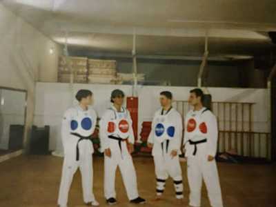 Martino ci mostra una foto d�epoca che lo ritrae alla Kankudai con il maestro Dellino e con i corsisti Luigi Clemente ed Ernesto Valenzano